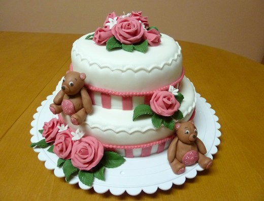 obrázek dortu - dort Dvoupatrový s medvídky a růžičkami