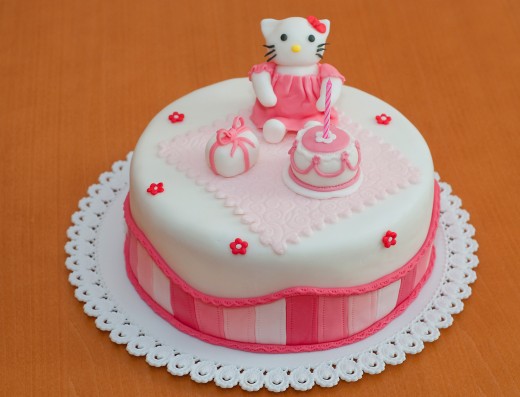 obrázek dortu - dort Hello Kitty slaví narozeniny