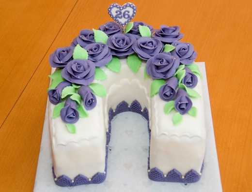 obrázek dortu - dort Podkova fialová