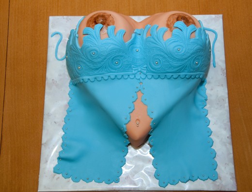 obrázek dortu - dort Prsa s modrou košilkou