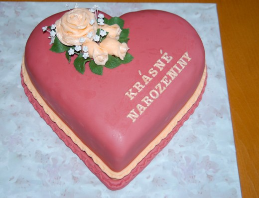 obrázek dortu - dort Srdce s růží a poupátky