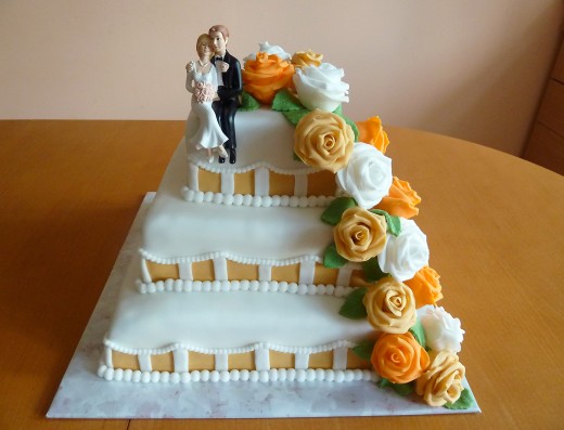 obrázek dortu - dort Svatební čtvercový dort s nevěstou a ženichem