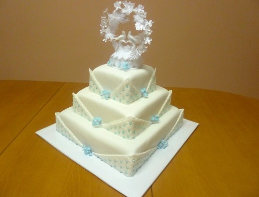 obrázek dortu - dort Svatební dort čtvercový s modrými perličkami