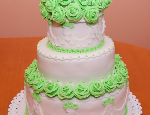 obrázek dortu - dort Svatební kulatý dort se zelenými růžičkami