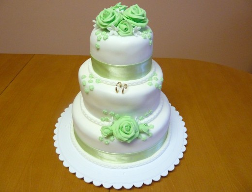 obrázek dortu - dort Svatební kulatý dort se zelenými stuhami